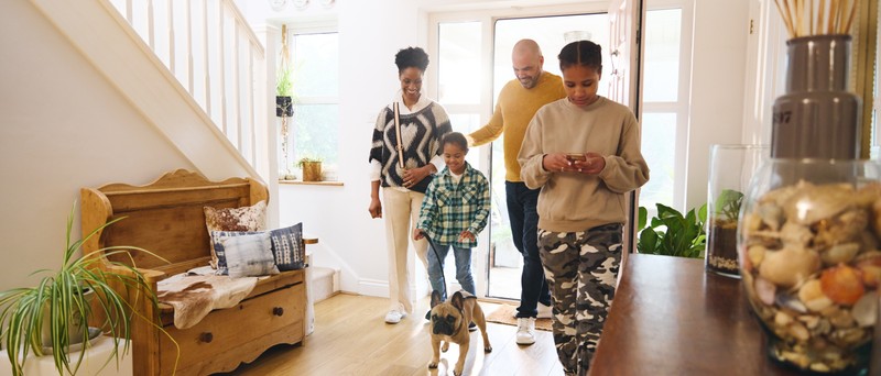 Vb5157600 Family In Hallway 2277597035 5781396 800X342