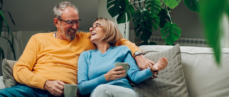 Vb5157602 Mature Couple On Sofa 2228197849 5781435 800X342