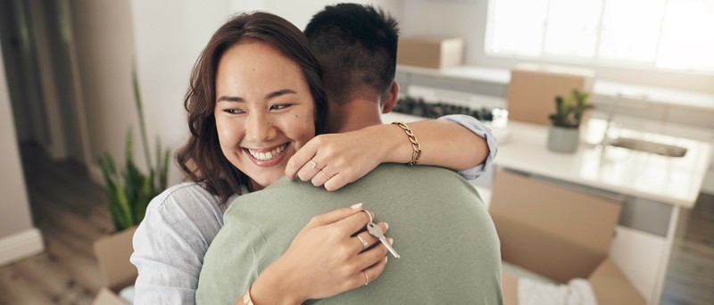 Vb5157599 Couple Hugging In Kitchen 2411289729 5781392 800X342