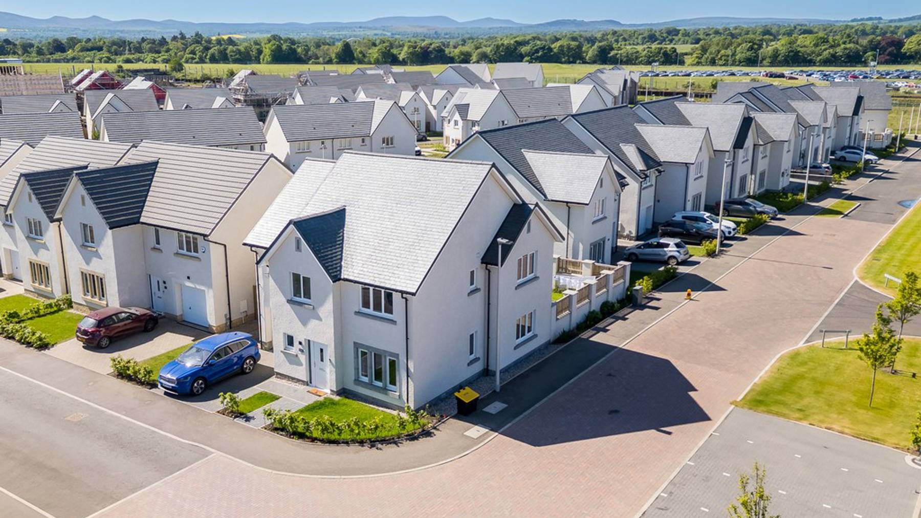 West Craigs, Cala, Edinburgh | street scene | 3, 4 & 5 bedroom houses and 2 & 3 bedroom apartments
