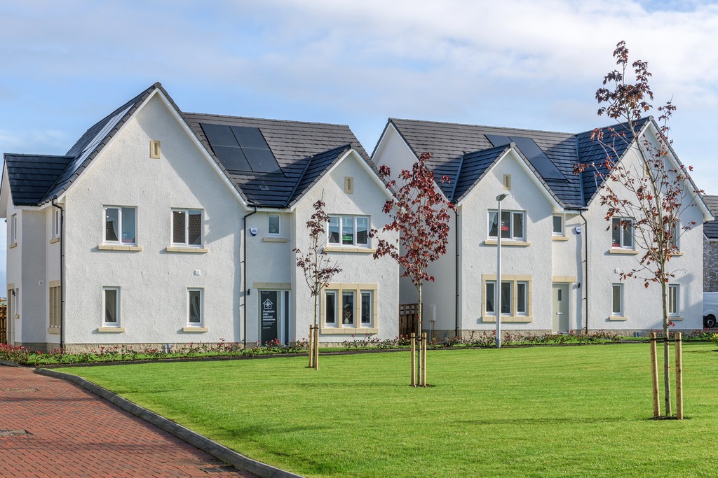 Vb5266396 20241007 Cala Homes Calderwood Exterior Street Scene 008 1024X683