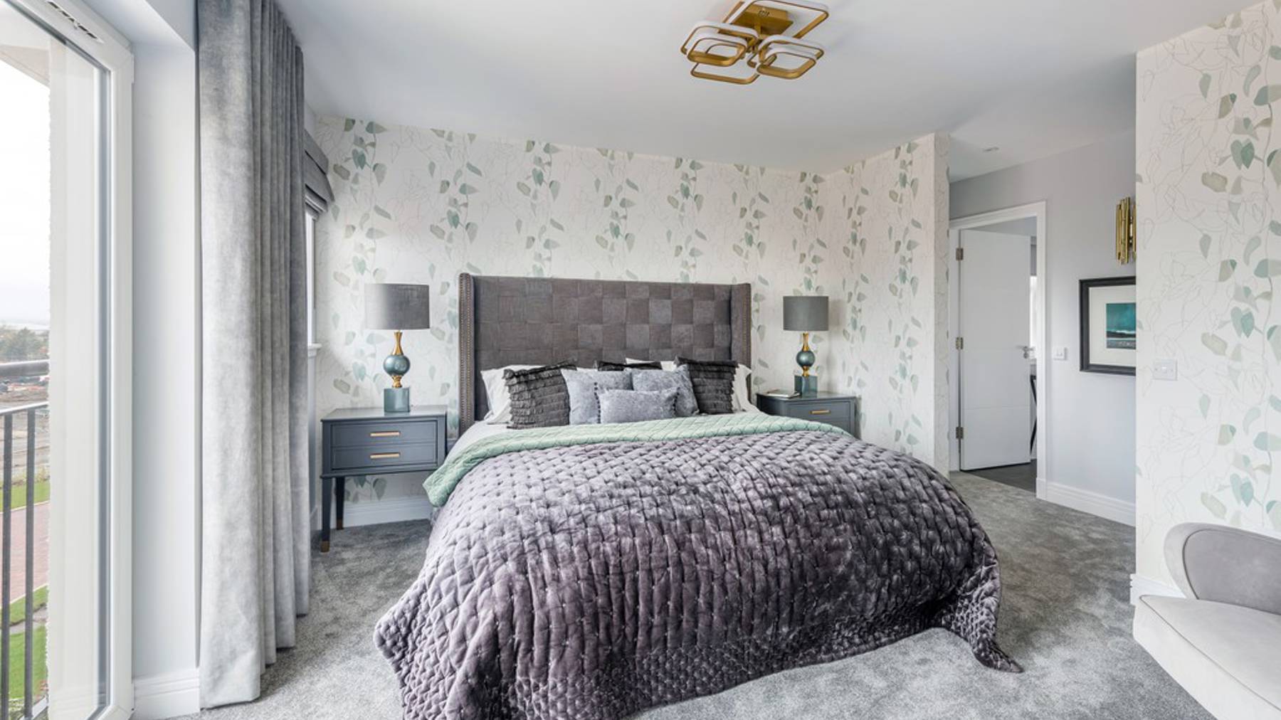 5 bedroom home for sale | impressive main bedroom with en-suite and fitted wardrobes 